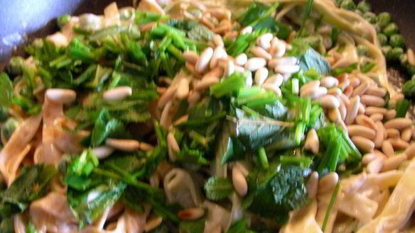 ШАГ 5. паста с ароматными травами, зеленым горошком, маскарпоне и кедровыми орешками