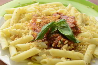 Паста с беконом в томатном соусе