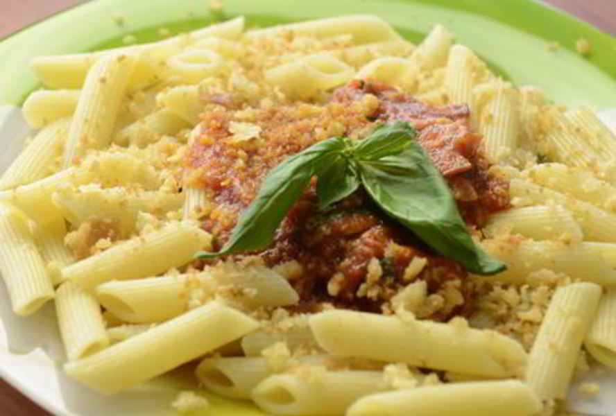 Паста с беконом в томатном соусе