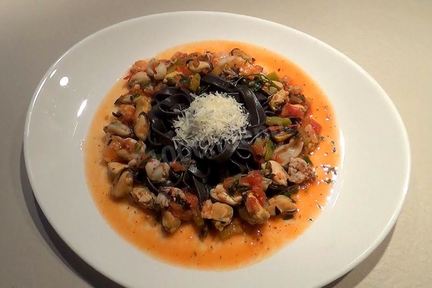 Паста с чернилами каракатицы под соусом