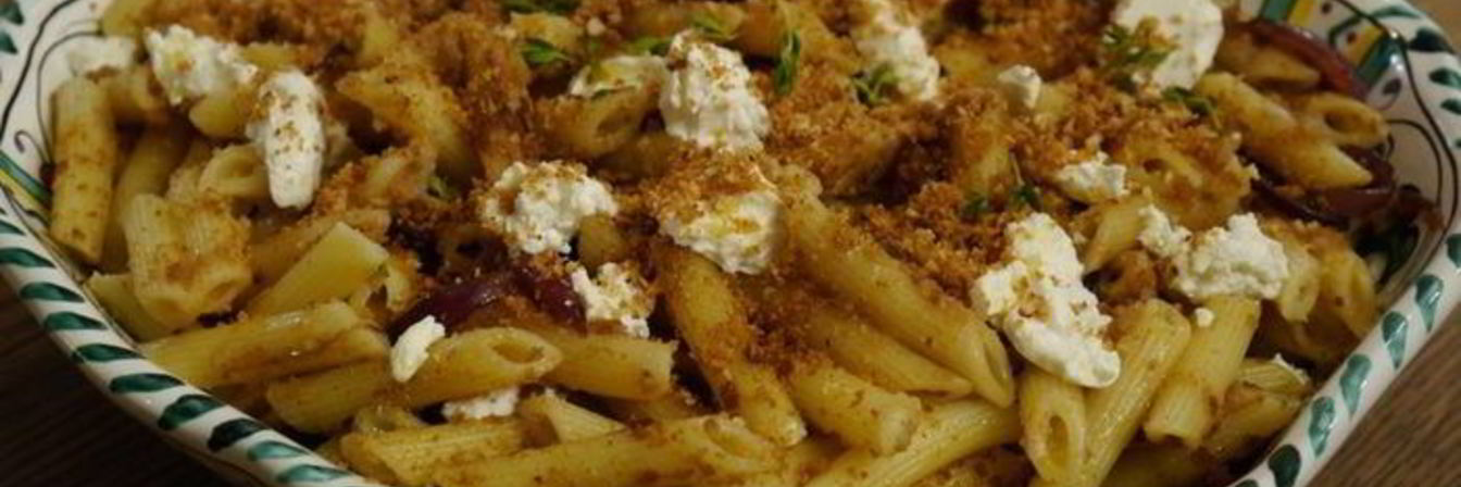 Паста с карамелизированным луком и свежим сыром