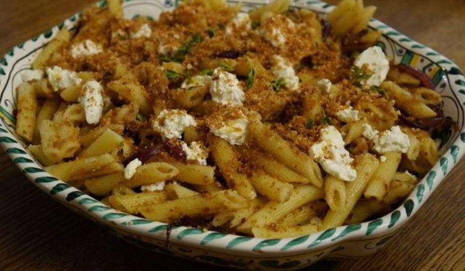 Рецепт паста с карамелизированным луком и свежим сыром