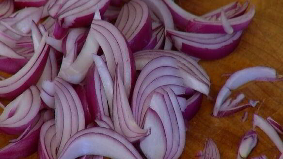 ШАГ 2. паста с карамелизированным луком и свежим сыром