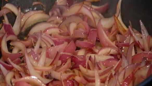 ШАГ 3. паста с карамелизированным луком и свежим сыром