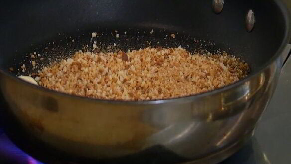 ШАГ 5. паста с карамелизированным луком и свежим сыром