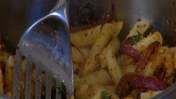 ШАГ 7. паста с карамелизированным луком и свежим сыром