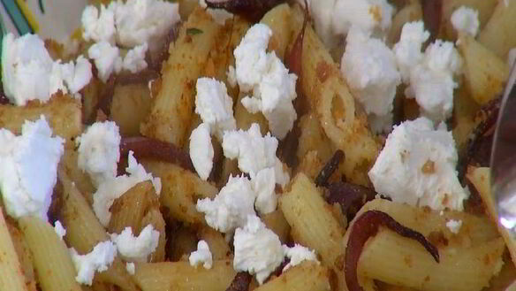 ШАГ 9. паста с карамелизированным луком и свежим сыром