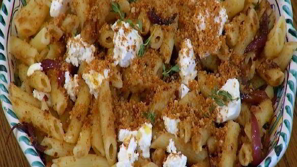 ШАГ 10. паста с карамелизированным луком и свежим сыром