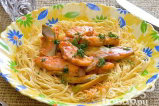 Паста с хеком и ломтиками авокадо