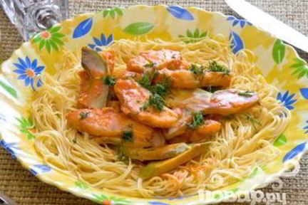 Паста с хеком и ломтиками авокадо