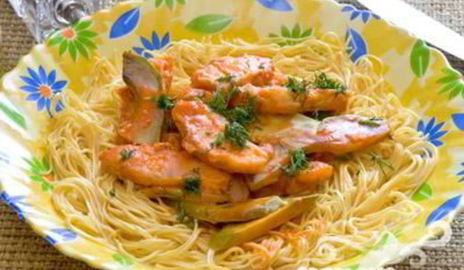 Рецепт паста с хеком и ломтиками авокадо