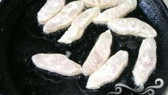 ШАГ 3. паста с хеком и ломтиками авокадо