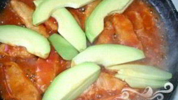 ШАГ 5. паста с хеком и ломтиками авокадо