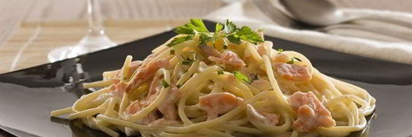 Паста с консервированным лососем в сливках