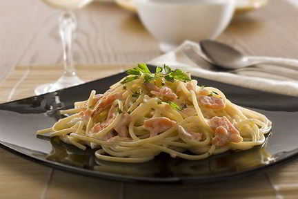 Паста с консервированным лососем в сливках