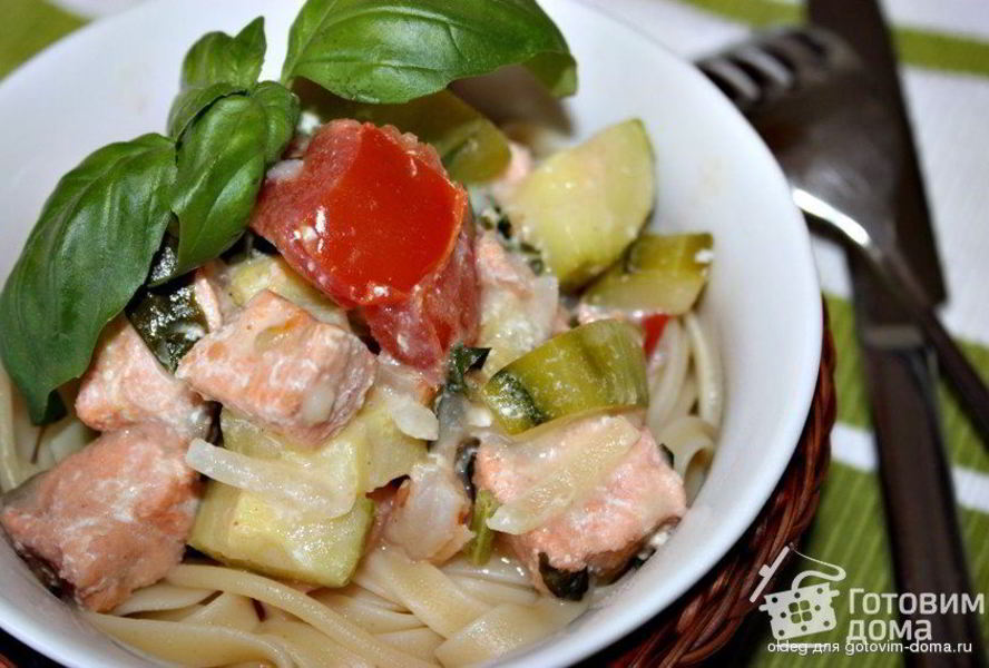 Паста с красной рыбой, креветками и цуккини