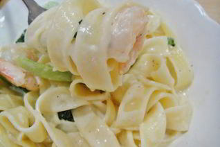 Паста с креветками и брокколи