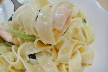 Паста с креветками и брокколи