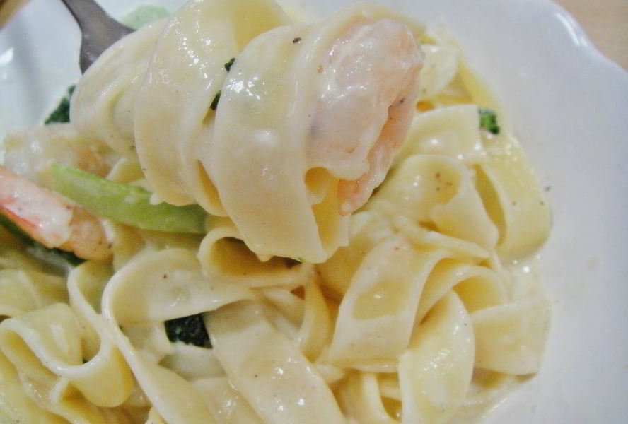 Паста с креветками и брокколи