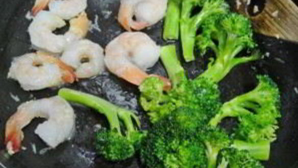 ШАГ 2. паста с креветками и брокколи