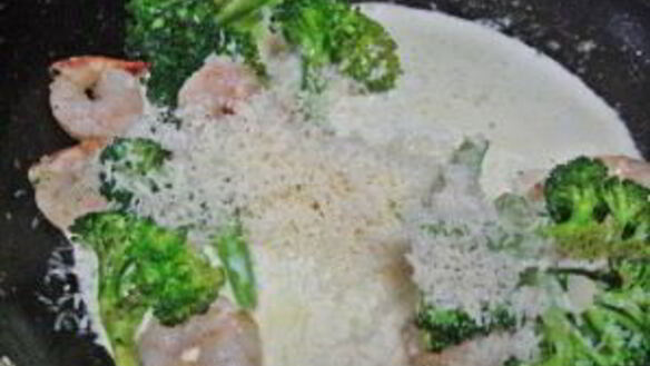 ШАГ 3. паста с креветками и брокколи