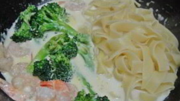 ШАГ 4. паста с креветками и брокколи