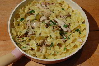 Паста с курицей и белыми грибами