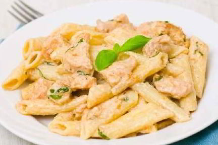 Паста с курицей в соусе