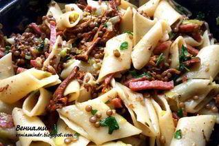 Паста с лисичками, чечевицей и салями