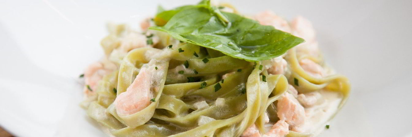 Паста с лососем и сливочно-имбирным соусом