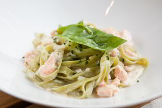 Паста с лососем и сливочно-имбирным соусом