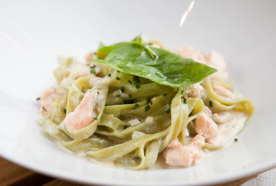 Паста с лососем и сливочно-имбирным соусом