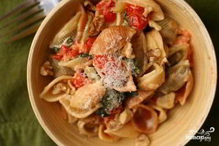 Паста с мангольдом, помидорами и сыром