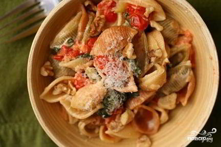 Паста с мангольдом, помидорами и сыром