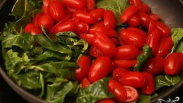 ШАГ 2. паста с мангольдом, помидорами и сыром