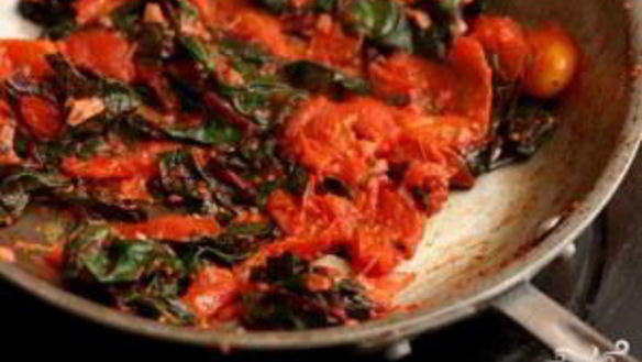 ШАГ 3. паста с мангольдом, помидорами и сыром