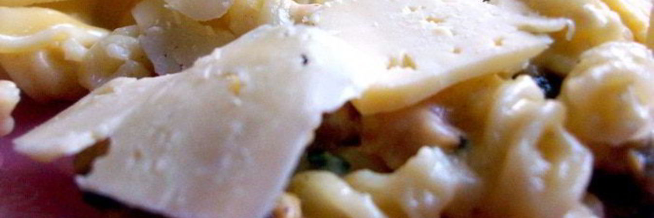 Паста с морепродуктами в сливочно-сырном соусе