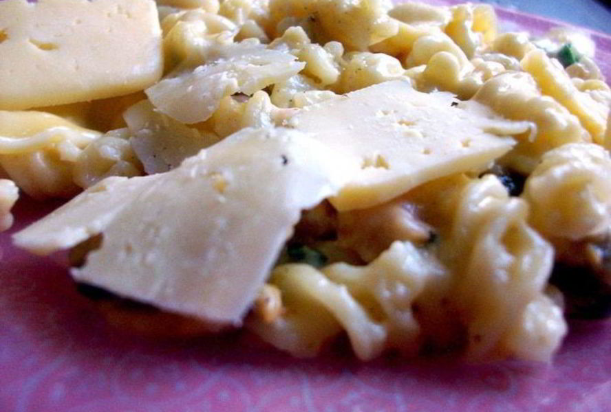 Паста с морепродуктами в сливочно-сырном соусе