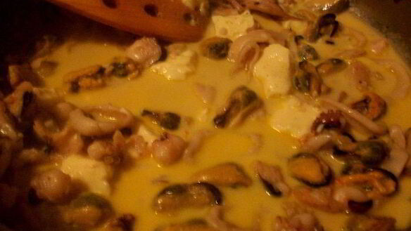 ШАГ 3. паста с морепродуктами в сливочно-сырном соусе