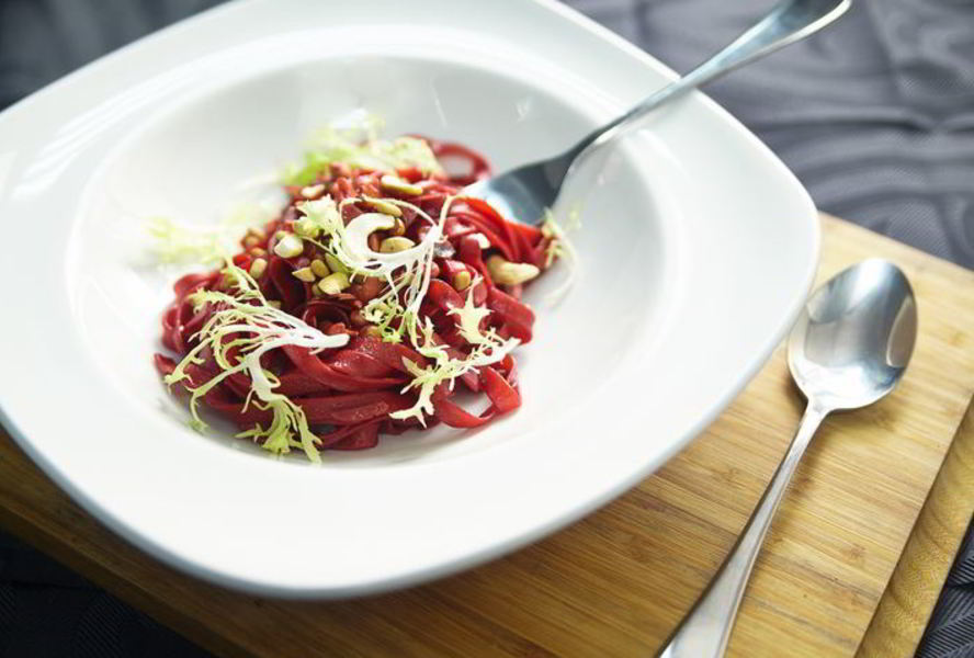 Паста с орешками и свекольным соком