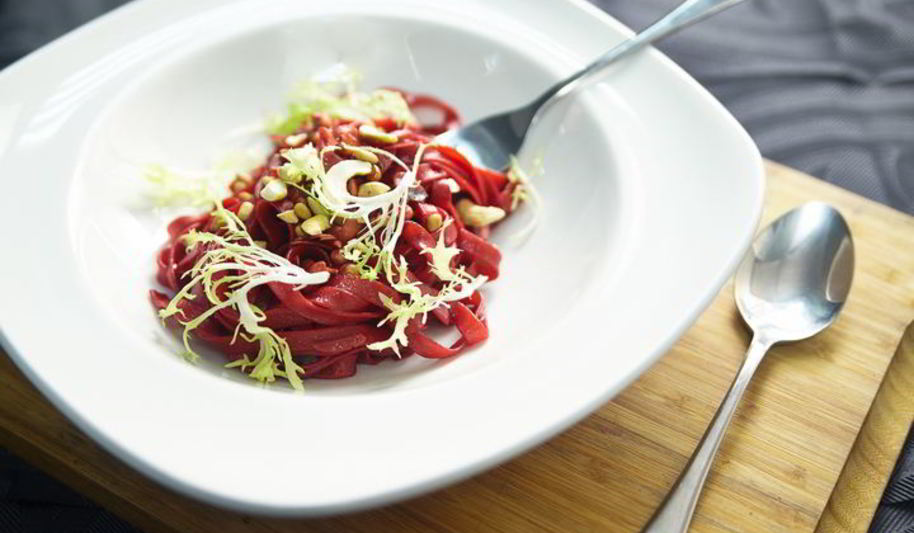 Рецепт паста с орешками и свекольным соком