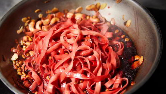 ШАГ 12. паста с орешками и свекольным соком