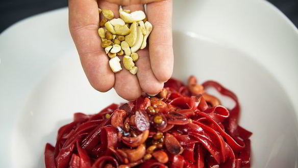 ШАГ 14. паста с орешками и свекольным соком