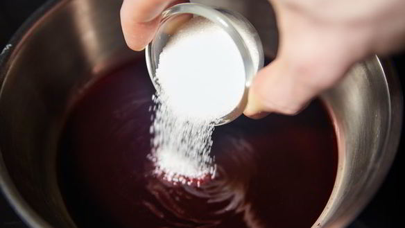 ШАГ 3. паста с орешками и свекольным соком