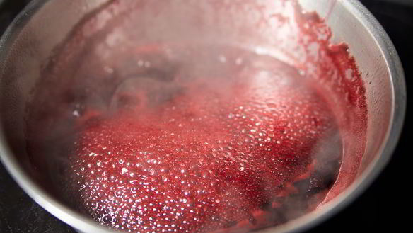 ШАГ 4. паста с орешками и свекольным соком