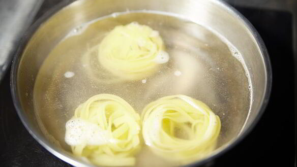 ШАГ 5. паста с орешками и свекольным соком