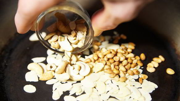 ШАГ 7. паста с орешками и свекольным соком