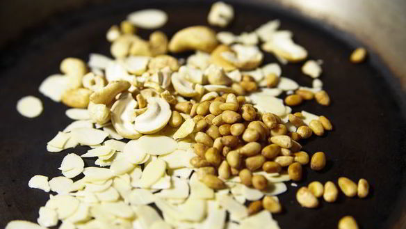 ШАГ 8. паста с орешками и свекольным соком