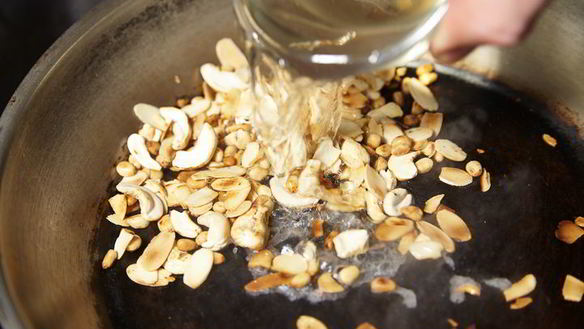 ШАГ 9. паста с орешками и свекольным соком