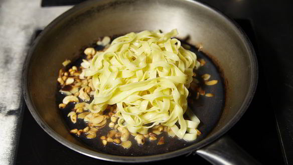 ШАГ 10. паста с орешками и свекольным соком